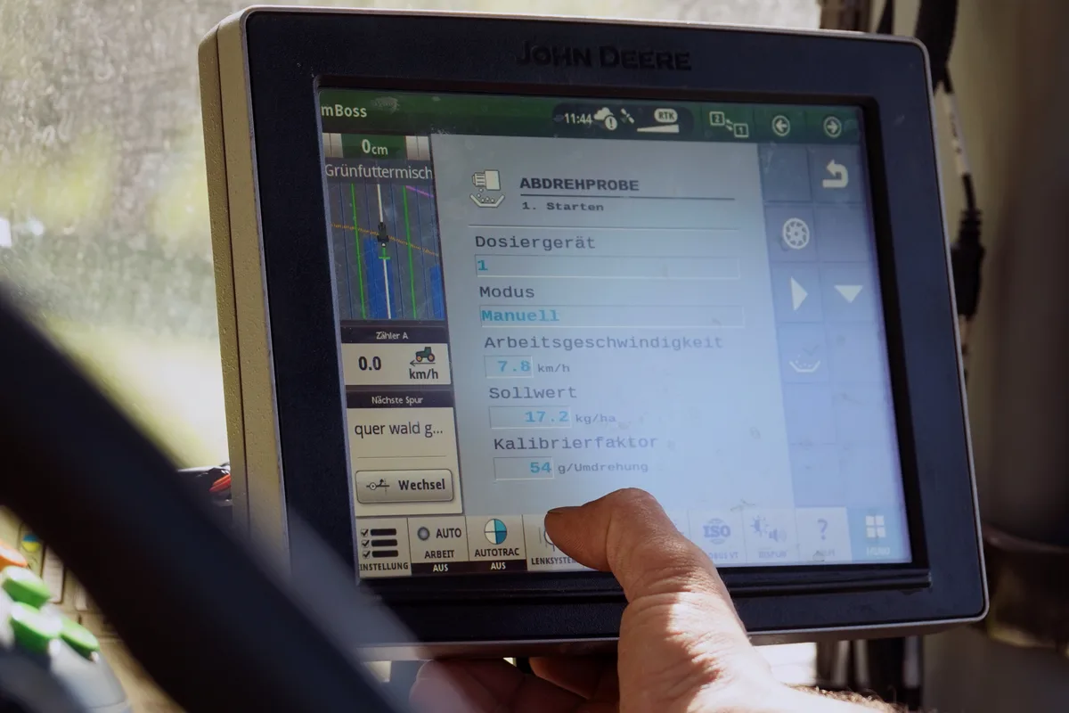 Mit diesem Gerät lenkt Benjamin Denzler seinen Pflug, stellt die gewollten Schritte ein und verfügt zudem über einen Autopilot. Ein GPS Gerät in einem Fahrzeug.